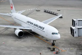日本航空上月2名空服員因違反內部航空運輸管理規則飲酒，導致航班延誤，日本國土交通省12日祭出嚴重警告處分。圖為日航客機示意圖，非當事航機。（中央社檔案照片）