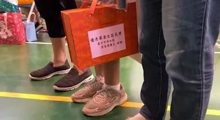 公家機關發給學生的畢業禮品竟是中國製，品質讓家長有疑慮。(圖／翻攝畫面)