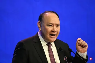 菲律宾国防部长特奥多罗5月31日在新加坡举行的香格里拉对话全体大会上发言。 （法新社）