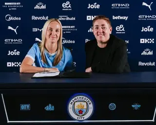 Beth Mead poses with Manchester City’s director of football, Therese Sjögran