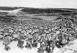 1916年，索姆河战役期间，法国博蒙阿梅尔附近的英国士兵。