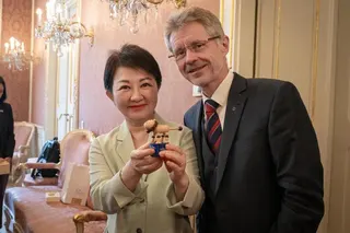 盧秀燕（左）拜訪捷克國會，參議院議長韋德齊（右）贈與象徵捷克精神的獅子紀念品，勉...