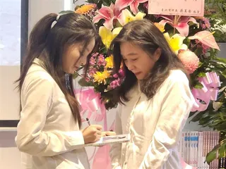 代母出征！應曉薇女兒應佳妤出書記者會參選起手式。應曉薇痛哭現身力挺女兒要簽名。（圖／時報出版提供、記者鍾志鵬攝影）