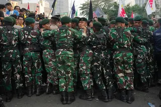 2026年6月12日，印尼政府在雅加達抗議者聚集處部署6000軍警。美聯社
