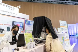 民眾體驗先進的AI醫療照護。（圖／翻台南市府提供）