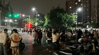 6月10日晚上，不少民眾仍然在等警方說法，持續聚集。