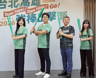 民進黨北高黨部2026專屬球衣亮相。（圖／翻攝黃捷臉書）