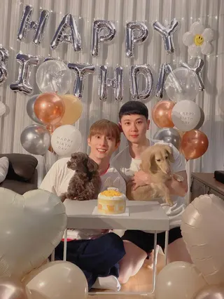 阿本生日曬與男友同框慶生的合照。（圖／翻攝自阿本臉書）