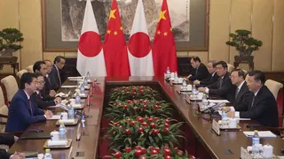 習近平與安倍晉三舉行會談，希望將兩國關係由競爭轉向合作，開啟中日關係新時代。(美聯社)