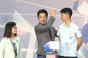 台北市長蔣萬安今天赴大安高工頒獎給國中市長獎得主，大兒子蔣得立是今年的市長獎得主，蔣萬安頒獎給自己的兒子，「市長」身分秒變爸爸，兩人俏皮互動，父子的好感情，不言而喻。(記者林麗玉／攝影)