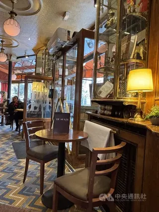 巴黎第4區小酒館Le Sully位於塞納河畔，離聖母院和瑪黑區都很近，自1917年以來一直由魏達爾家族經營，如今傳到第4代。中央社記者曾依璇巴黎攝　115年6月12日
