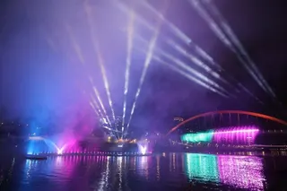 2026台北水舞嘉年華13日晚間在錫口碼頭彩虹橋正式登場，今年以多層次的彩虹橋水...