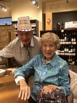 瑪格麗特2020年高齡91歲時，重逢斷聯70年的初戀前男友羅伯特（Robert Boeke）結婚，兩人2024年還一起慶祝羅伯特99歲生日。翻攝FB＠Margaret Kerry