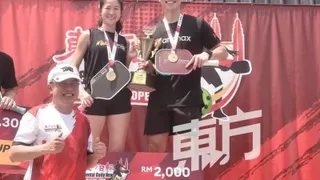 《东方日报》编务协调总监陈政栋（左）颁奖予中级组混双冠军黄佳慧及汤浩彬（右）。