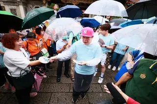 康康沿路發扇子與粉絲同歡。（圖／中視提供）