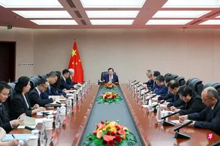 中共中央港澳工作办公室主任、中国国务院港澳事务办公室主任夏宝龙（中）星期五（6月12日）在北京会见澳门特区政府行政法务司司长黄少泽一行。 （取自中国国务院港澳办官网）