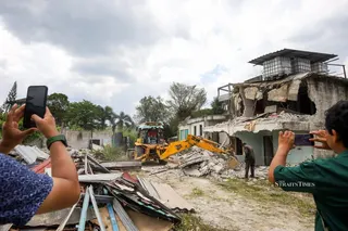 The demolition process taking place in Kampung Sungai Tekali. -NSTP/NABILA ADLINA AZAHARI