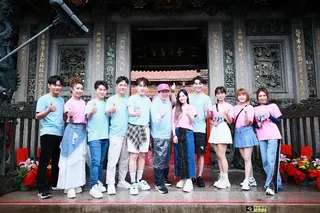 吳俊宏（左起）、陳怡婷、陳孟賢、陳隨意、許志豪、康康、杜忻恬、李子森、翁鈺筠、蕭玉芬、吳申梅12日至龍山寺祈福。（圖／中視提供）