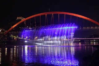 2026台北水舞嘉年華13日晚間熱鬧開跑，開幕夜演出特別加碼水火共舞，在彩虹橋上...