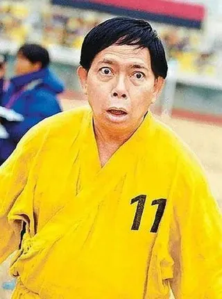 近日網路流出84歲港星黃一飛最新生活片段，健康狀況再度引發外界關注。（取材自微博...