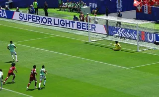 瑞士隊恩博洛(Breel Embolo)踢進12碼罰球。(路透)