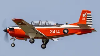 空軍岡山基地一架 T-34型教練機（機號3414），今早墜毀，兩位飛行員殉職。翻攝臉書「IDF經國號」粉專