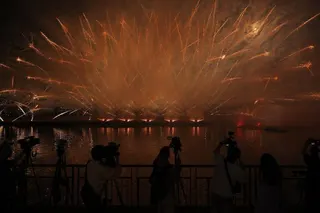 2026台北水舞嘉年華13日熱鬧開幕，首場展演特別施放低空煙火，配上經典音樂劇歌...