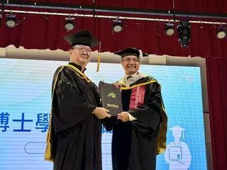 包小柏獲頒博士畢業證書。（讀者提供）