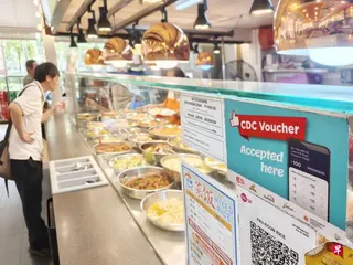 政府嗅到美伊冲突的火药味不会这么快尘埃落定，本着“风暴要来先穿雨衣”的精神，提前七个月派发500元邻里购物券。 （郑一鸣摄）