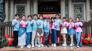 吳俊宏（左起）、陳怡婷、陳孟賢、陳隨意、許志豪、康康、杜忻恬、李子森、翁鈺鈞、蕭玉芬、吳申梅12日在龍山寺祈福。（中視提供）