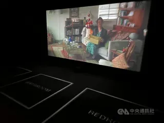 張碩尹與英國互動媒體團隊Blast Theory共同創作的Proof As If Proof Were Needed作品，觀眾可選擇體驗老公寓場域的夫妻人生。中央社記者廖漢原紐約攝　115年6月14日
