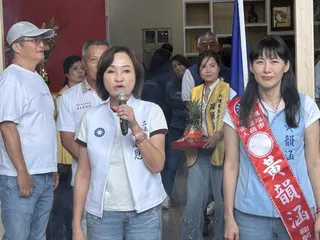 國民黨市長參選人、立委柯志恩(中）今早參加高市議員參選人黃韻涵（右）的競選辦公室...