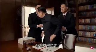 台湾国安局在“中国民众联系窗口”网站上传由人工智能制作的视频，展示一名中国大陆公职人员目睹同事被调查并免职的过程。 （台湾国安局视频截图）