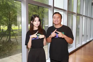 韓菲演出民視單元短劇《媽祖在人間》並創作主題曲，老爸王中平不僅擔任該劇音樂總監，也客串演出。（民視提供）