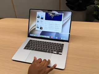 Siri app透過iCloud私密同步使用者在各項裝置上的對話紀錄，方便隨時查...