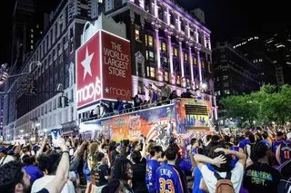 尼克斯球迷聚集在中央公园，庆祝球队拿下NBA总冠军。（法新社）