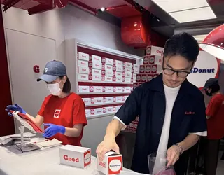 阿Ken在北車商圈開甜甜圈店，巡店時不少大咖藝人來捧場。（圖／翻攝自阿Ken FB）