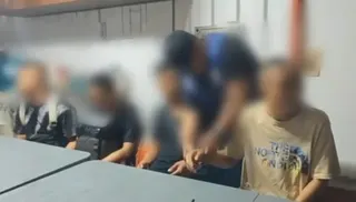 菲律賓海岸防衛隊於馬尼拉灣於登艇執法，逮捕4名台灣人。（菲律賓海岸防衛隊提供）