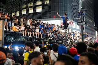 虽然比赛不在纽约进行，但是尼克斯球迷已经占领街头，开始狂欢。（路透社）