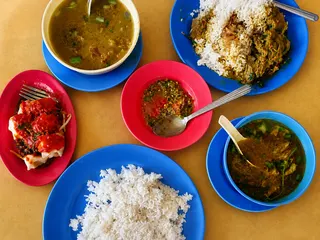 Restoran Sup & Popia Zaiton Hussin, serves a wide variety of mutton, beef, chicken, ‘perut (stomach)’, ‘tunjang (tendon)’ in a mild texture broth. — Picture by Soo Wern Jun