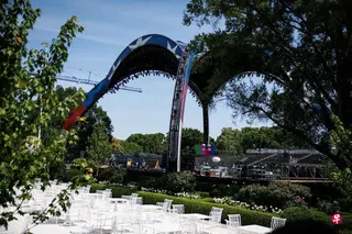 工人们在白宫南草坪搭建擂台，为即将举行的终极格斗冠军赛（UFC）做准备。 （彭博社）
