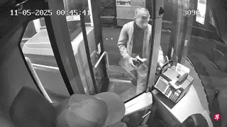 英国警方公布的监控录像显示，涉斯塔默房产纵火案的嫌犯拉夫里诺维奇去年5月11日登上一辆巴士。 （路透社）