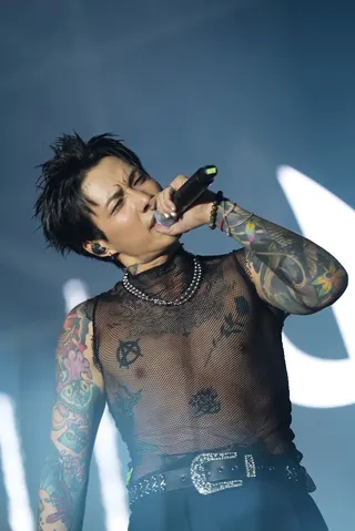 歌手Marz23身穿黑色透視上衣展露結實身材，開場帶來佛系饒舌搖滾新單曲〈觀自在〉。大風吹創造提供