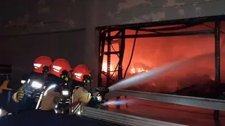 大士仓库发生大火 凌晨3点狂烧至清晨