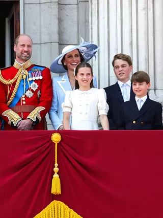 威廉王子、凱特王妃一家五口在白金漢宮陽台亮相。（翻攝princeandprincessofwales IG）