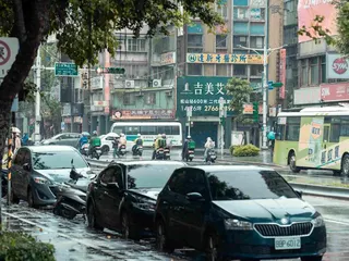 稅務局提醒，若房屋、土地、車輛或娛樂營業場所因暴雨、淹水等災害受損，可依規定申請相關地方稅減免，以減輕災後負擔。示意圖／pexels