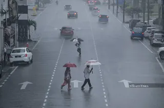 Thunderstorms, heavy rain and strong winds are forecast to hit several districts across 7 states until 9pm tonight. -- NSTP FILEPIC