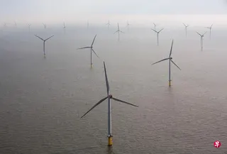 英国制造业团体警告，高能源成本正加速制造业岗位外流，并可能导致“去工业化”。图为位于泰晤士河口的海上风电场。 （彭博社）