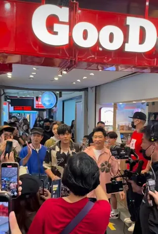 周杰倫（右）現身阿KEN甜甜圈店，與現場民眾開心互動。翻攝lin.h.z__ IG