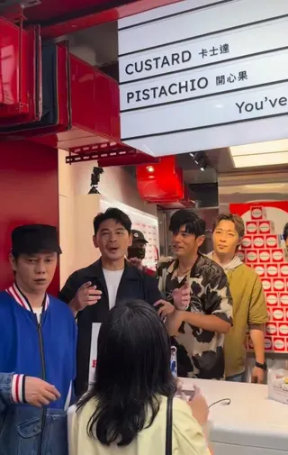 周杰倫（右）現身阿KEN甜甜圈店，與現場民眾開心互動。翻攝lin.h.z__ IG